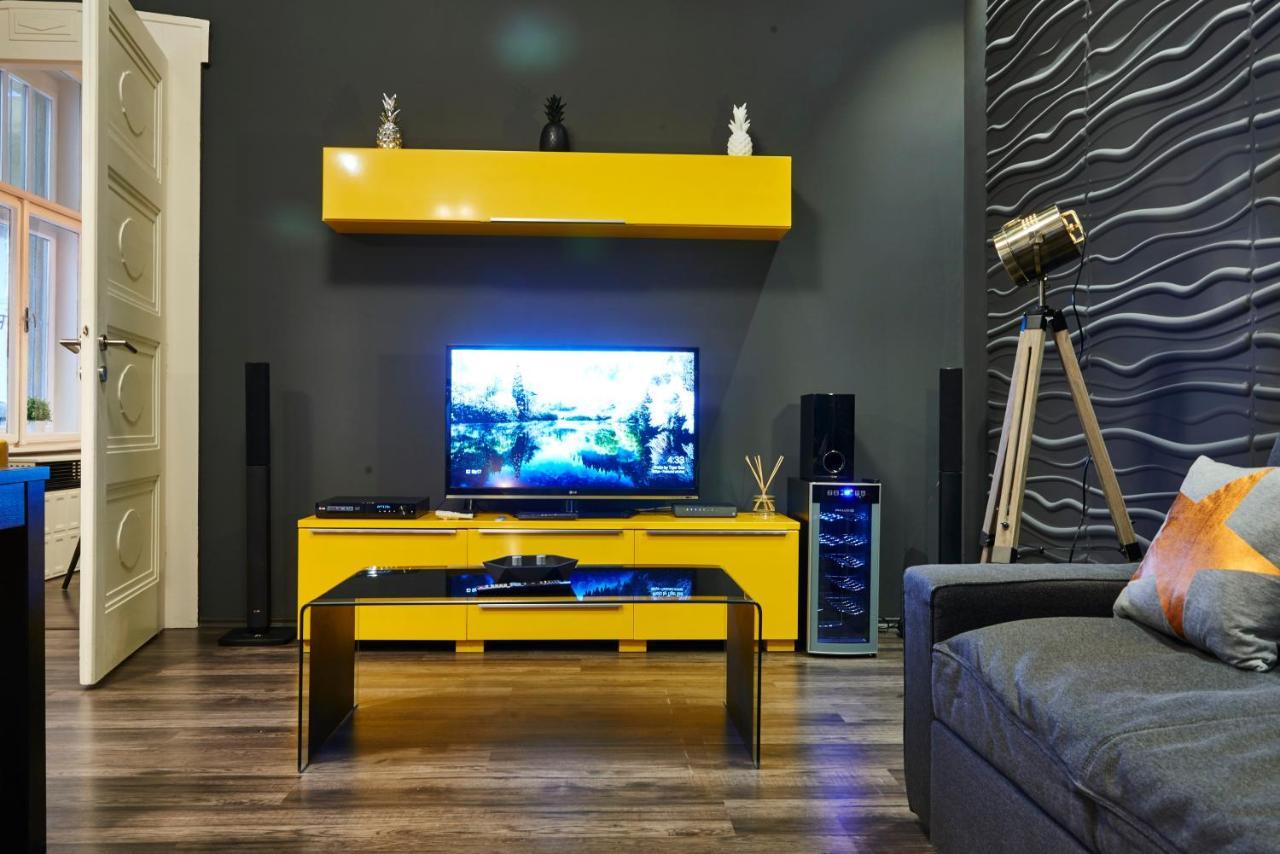 Central Location Yellow-Black Apartment Budapeste Exterior foto